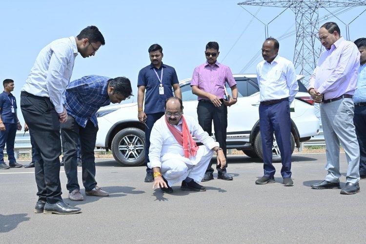 उप मुख्यमंत्री अरुण साव ने  निर्माणधीन भारतमाला प्रोजेक्ट रायपुर-विशाखापट्टनम एक्सप्रेसवे का किया औचक निरीक्षण
