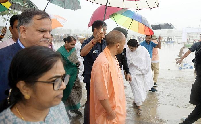 121 मौतें, 17 गुनहगार और बाबा फरारः हाथरस पहुंचे CM योगी, परिजन बोले- अस्पताल में जिन्हें जिंदा लाए, वे इलाज के बिना मर गए…