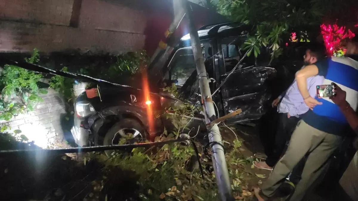 कानपुर में हादसा: स्टेयरिंग जाम होने से खंभे से टकराई स्कॉर्पियो