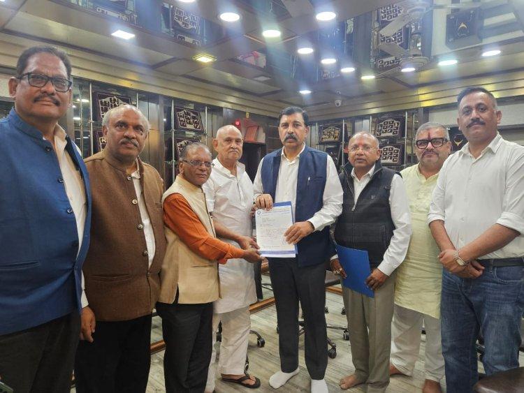 चेम्बर प्रतिनिधि मंडल ने चेम्बर के मुख्य चुनाव अधिकारी शिवराज भंसाली से मुलाकात कर चुनावी कार्यवाही करने का किया निवेदन