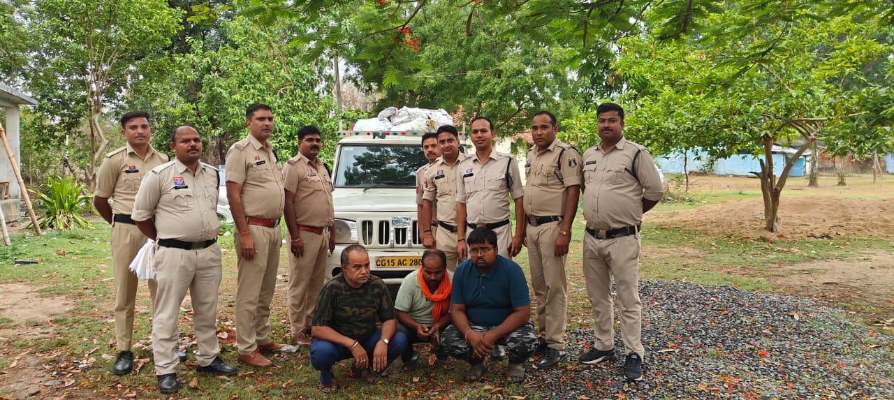 कबाड़ से भरी पिकअप वाहन सहित 3 लोगों को पुलिस ने किया गिरफ्तार