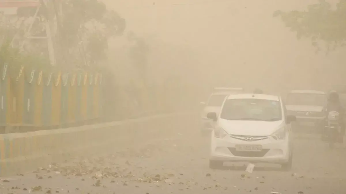 दिल्ली-NCR में बदला मौसम का मिजाज, धूल भरी आंधी के साथ बूंदाबांदी; लोगों को गर्मी से मिली राहत