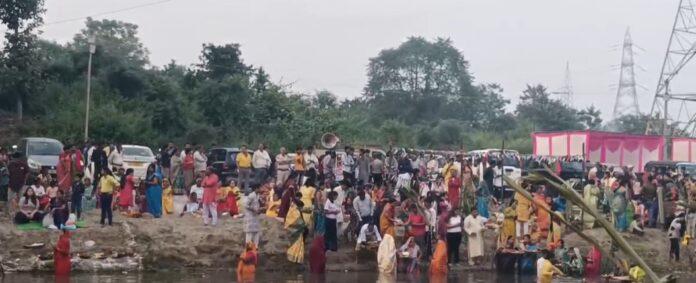 डूबते सूर्य को दिया गया संध्या अर्घ्य,भक्तों ने मांगीं अपनों की सलामती की दुआ