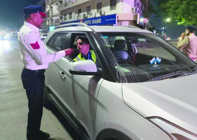 एल्कोमीटर से चालकों की जांच