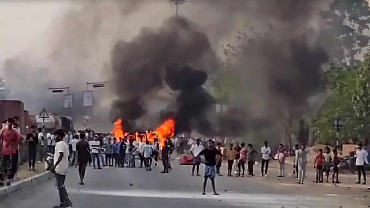 मुर्शिदाबाद हिंसा में तीन लोगों की मौत, 110 गिरफ्तार