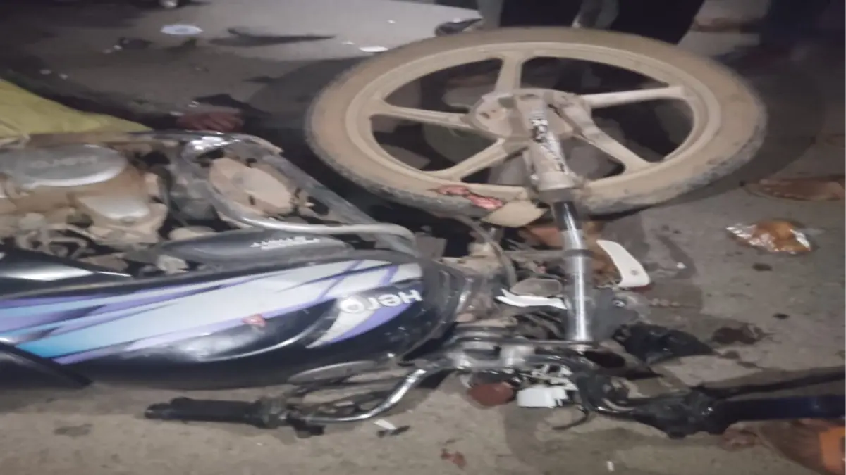 दो मोटरसाइकिल की टक्कर : पिता , अबोध बेटी सहित तीन की मौत