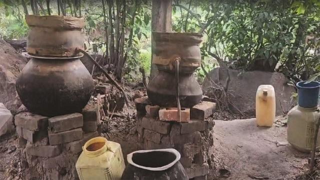 जटांगपुर में नदी किनारे बन रही शराब पुलिस ने 40 किलो महुआ पास किया जब्त