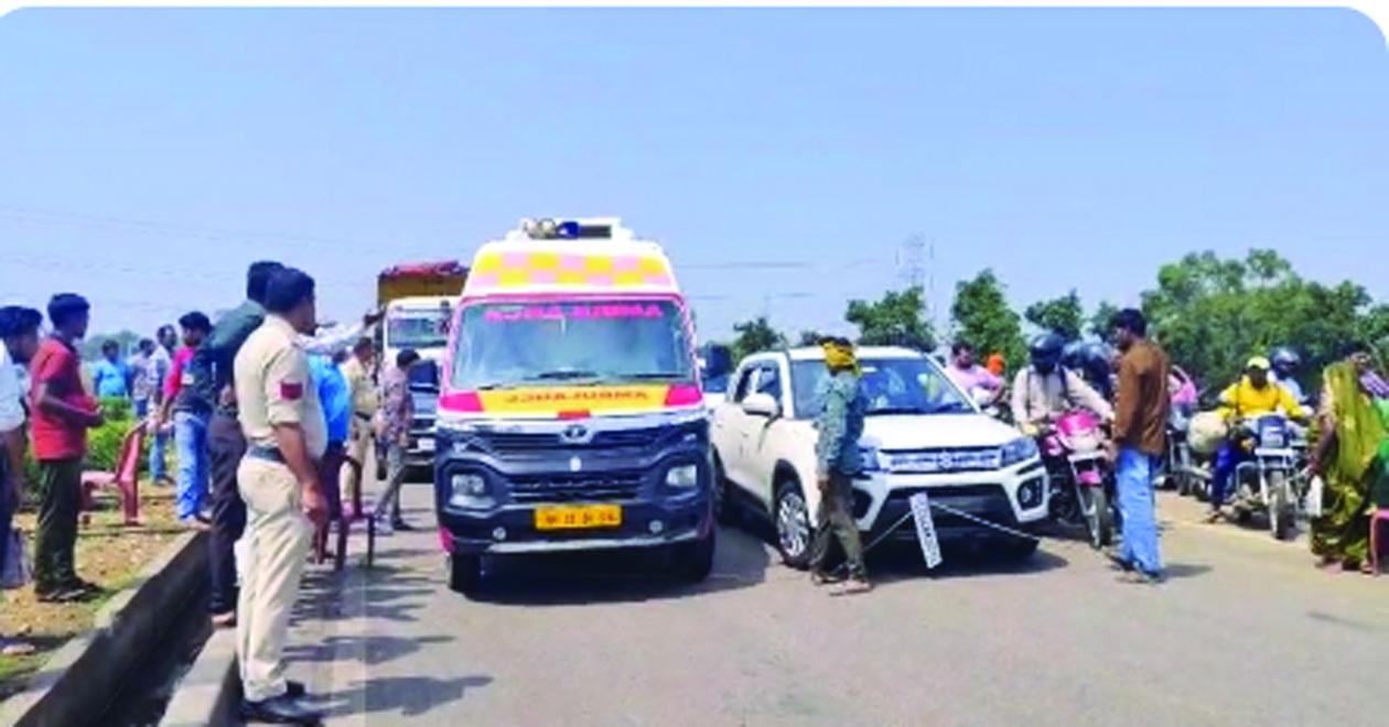 गलत मुआवजा से नाराज लोगों ने हाइवे पर जाम लगाया, हुई परेशानी