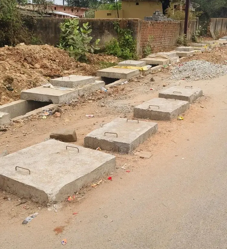 नाली का ढक्कन बनाकर ढकना भूल गया पालिका प्रशासन खुली नालियां दे रही हादसों को दावत