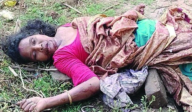 घर के बाहर लहूलुहान हालत में मिला महिला का शव, हत्या मानकर हो रही जांच