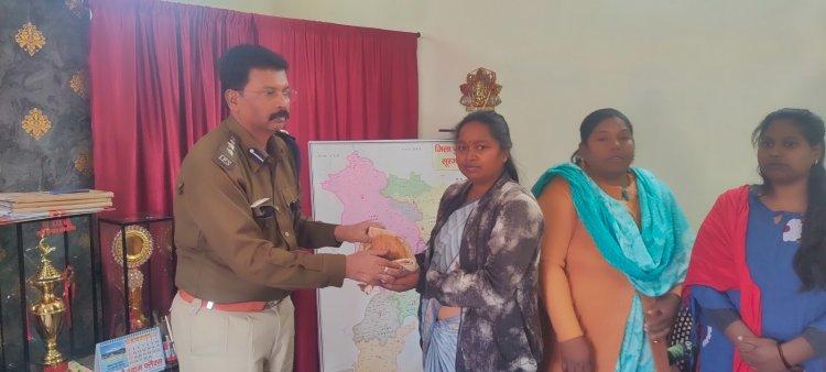 एसएसपी ने शहीद परिवार को शाल-श्रीफल व स्मृति चिन्ह से किया सम्मानित