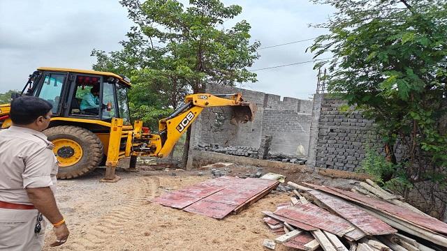 संवेदनशील मुख्यमंत्री की सख्त कार्रवाई : सेजबहार में सरकारी जमीन से हटाया गया बेजा कब्जा, पक्के निर्माण और तार फेंसिग घेरा भी तोड़ा