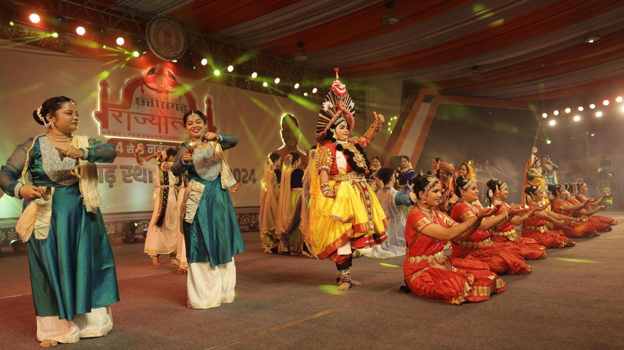 राज्योत्सव में रंगारंग सांस्कृतिक कार्यक्रमों की प्रस्तुति ने बांधा समां