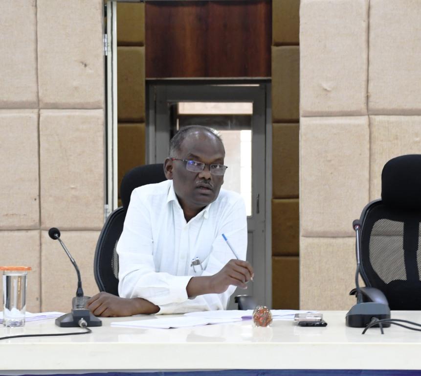 कलेक्टर ने धान खरीदी से संबंधित अधिकारियों की ली बैठक