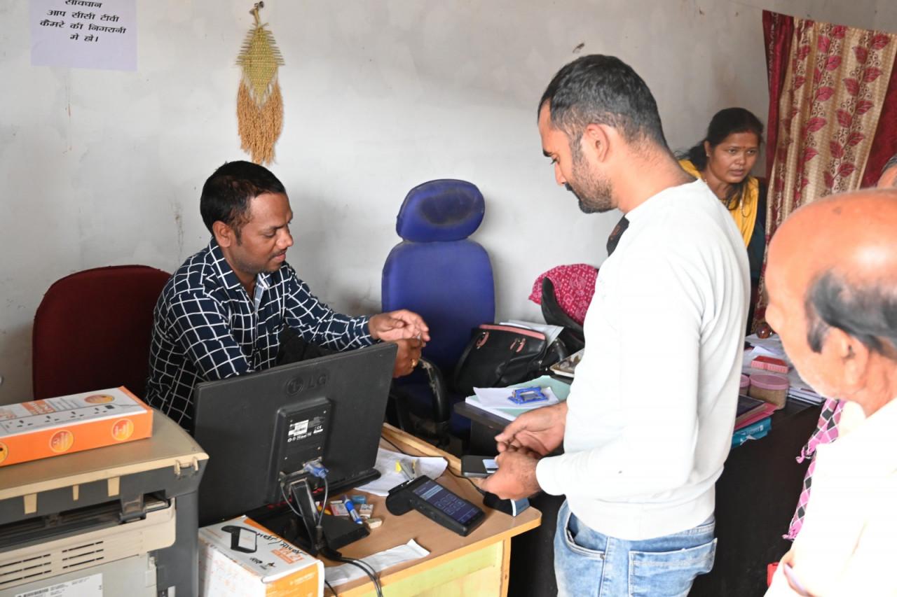 उपार्जन केन्द्रों में माइक्रो एटीएम की सुविधा से प्रसन्न है किसान