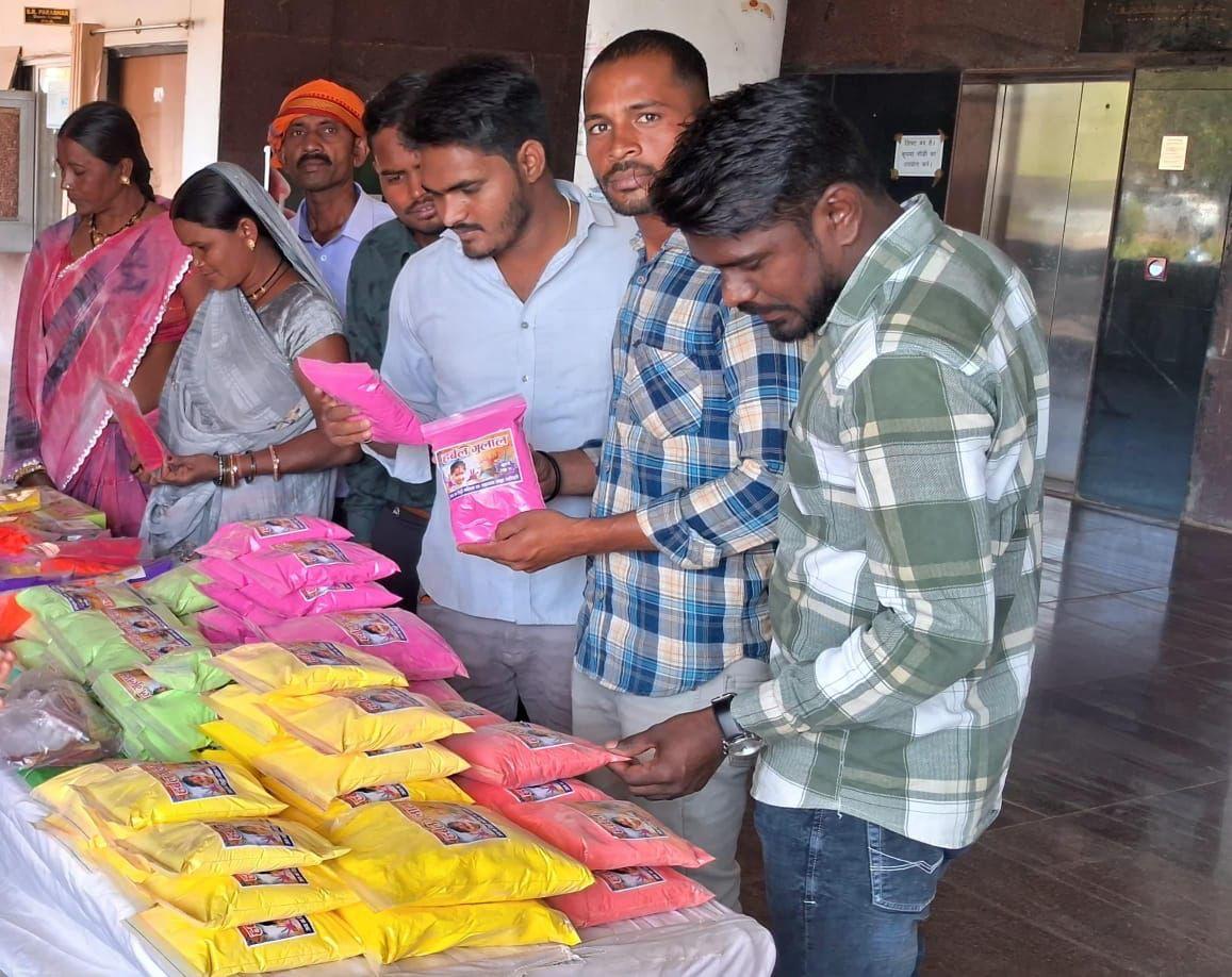 इस बार भी होली पर बाहरी गुलाल को टक्कर देंगी ग्रामीण महिलाएं, बढ़ाएंगी स्वावलंबन की दिशा में बड़ा कदम