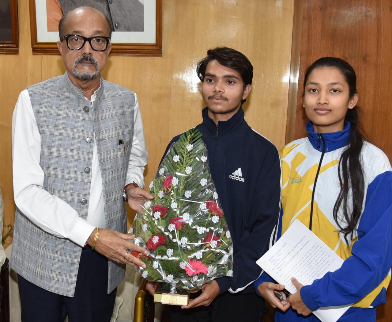 राज्यपाल डेका ने विश्व योग प्रतियोगिता के लिए चयनित प्रतिभागियों को 50 हजार रूपए की सहायता राशि दी