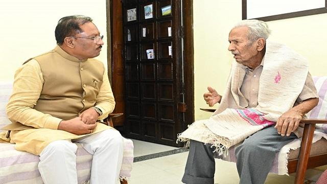 मुख्यमंत्री विष्णुदेव साय ने साहित्यकार  विनोद कुमार शुक्ल के निवास पहुंचकर की उनसे मुलाकात