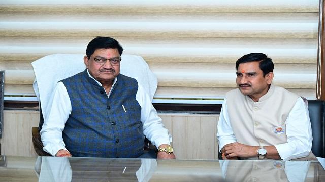 खाद्य मंत्री दयाल दास बघेल की केन्द्रीय राज्य मंत्री तोखन साहू से मुलाकात