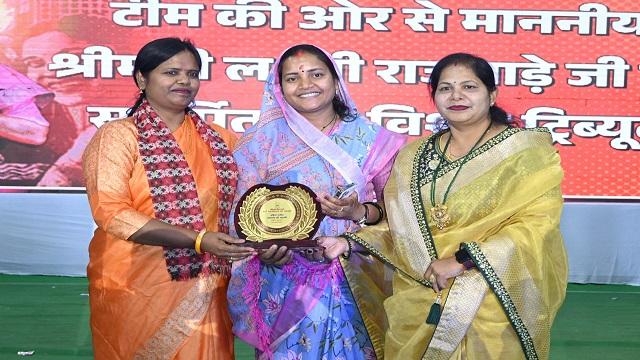 रैम्पवॉक में महिलाओं ने दिखाई आत्मविश्वास की झलक