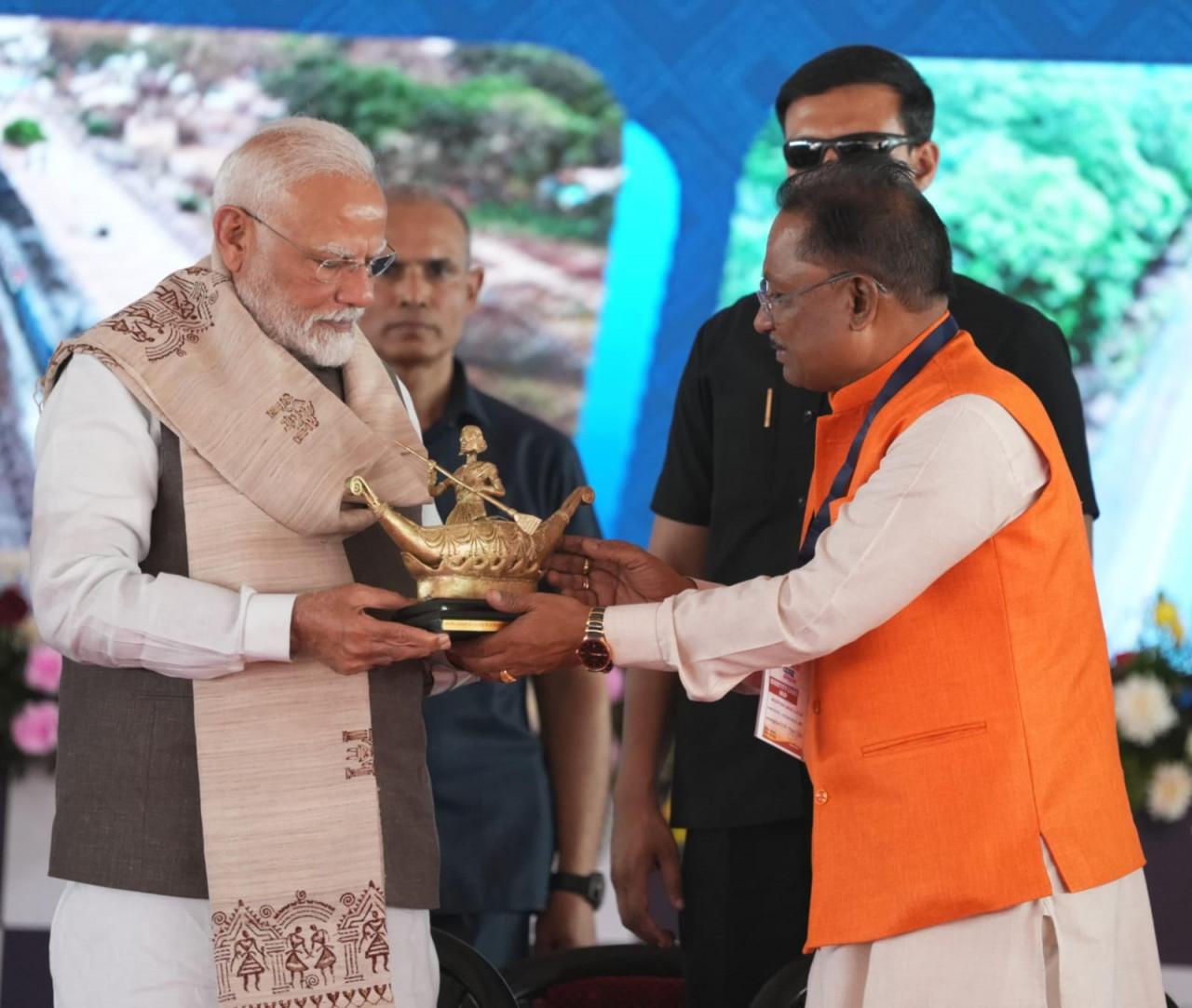 छत्तीसगढ़ की सांस्कृतिक पहचान और महिला सशक्तिकरण का प्रतीक भेंट : मुख्यमंत्री विष्णुदेव साय ने प्रधानमंत्री नरेंद्र मोदी को भेंट किया बिलासा देवी केवट का मोमेंटो