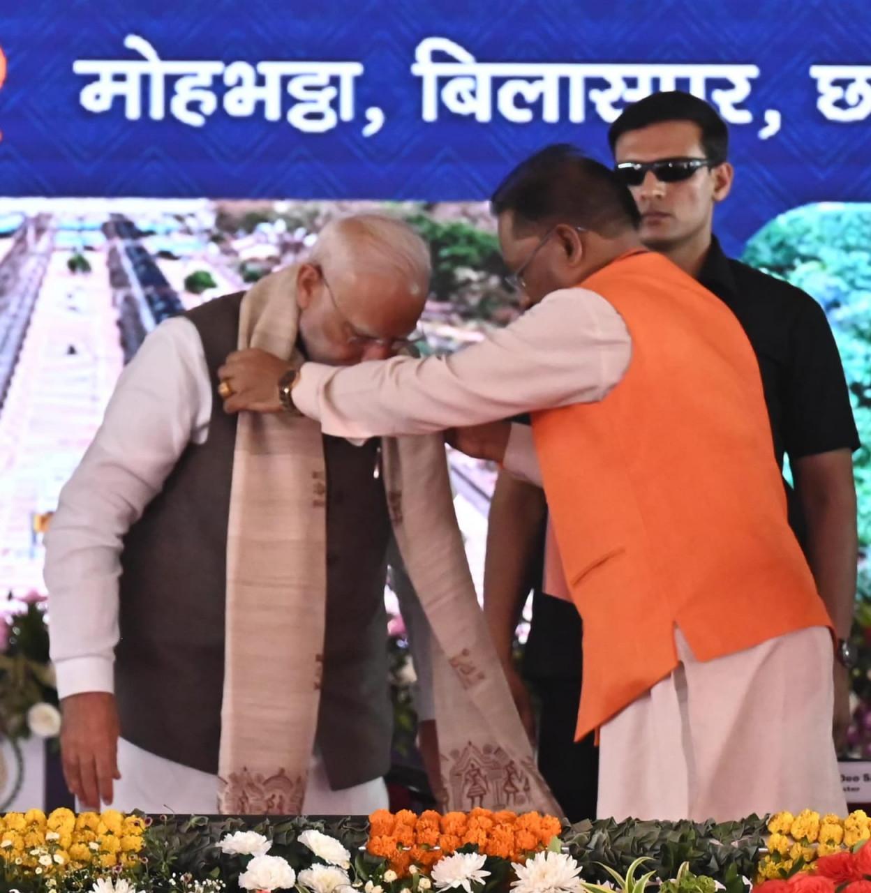 छत्तीसगढ़ की बुनाई, संस्कृति और जीवंत परंपराओं का प्रतीक – प्रधानमंत्री नरेंद्र मोदी को भेंट किया गया कोसा सिल्क से बना हस्तनिर्मित शॉल