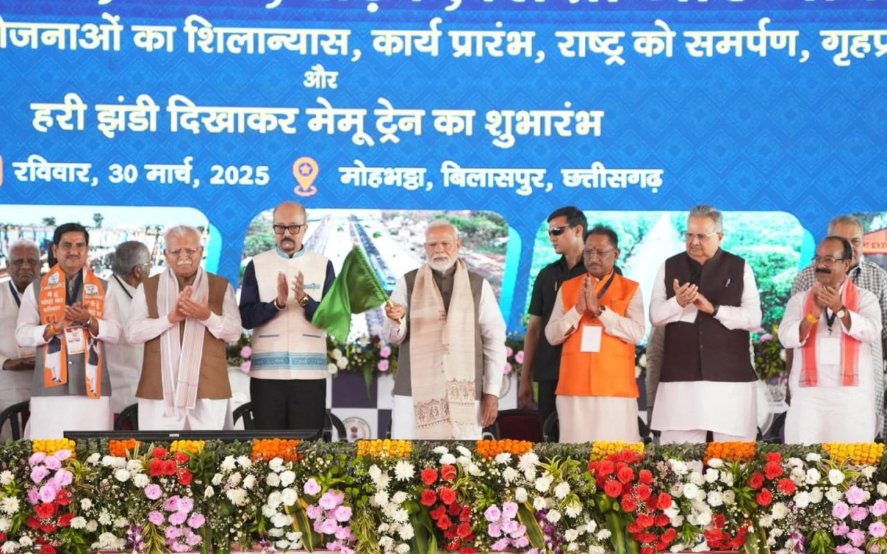 प्रधानमंत्री नरेन्द्र मोदी ने अभनपुर-रायपुर मेमू ट्रेन सेवा का हरी झंडी दिखाकर किया शुभारंभ
