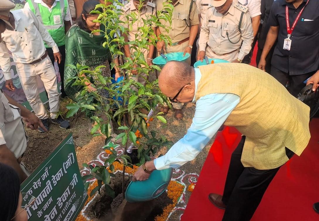 राज्यपाल रमेन डेका ने ’एक पेड़ मां के नाम’ अभियान अंतर्गत किया पौधा रोपण