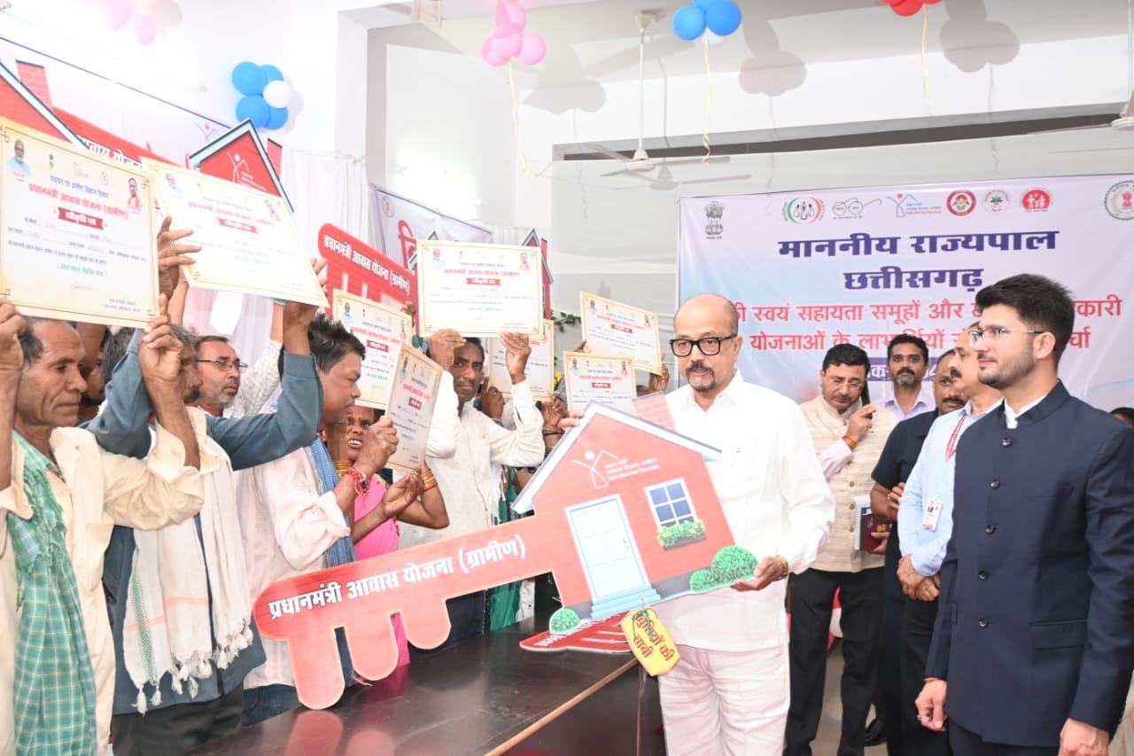 राज्यपाल रमेन डेका ने विभिन्न योजनाओं के हितग्राहियों से की मुलाकात, समूह की महिलाओं क़ो बेहतर कार्य के लिए  किया प्रोत्साहित