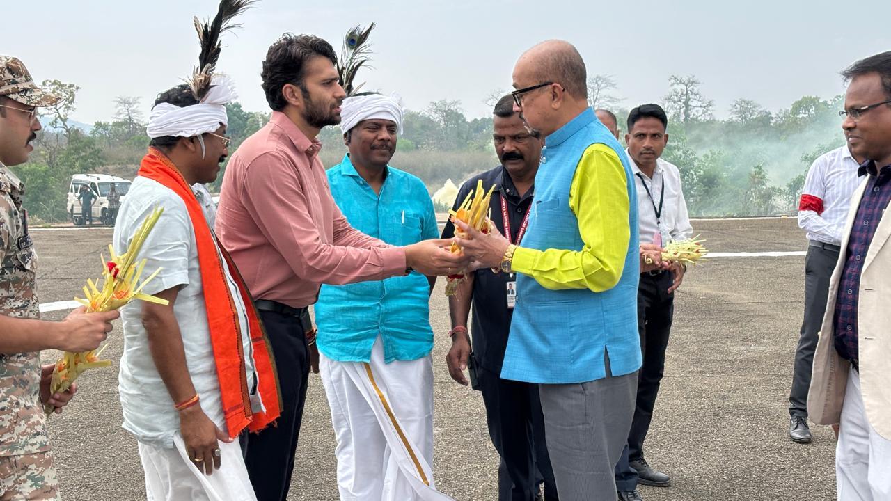 राज्यपाल रमेन डेका का कराली हैलीपेड में आत्मीय स्वागत
