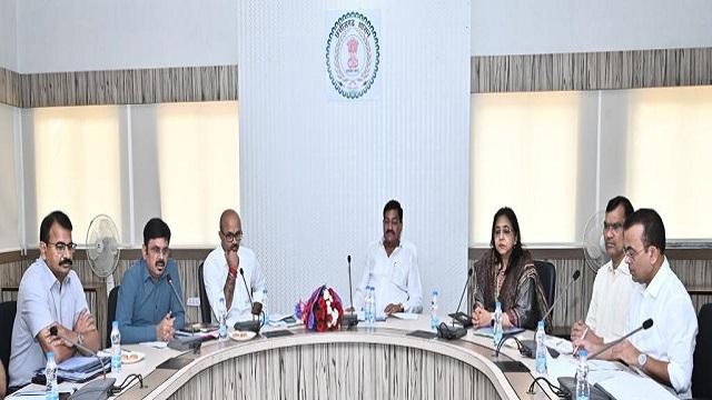 पात्र हितग्राहियों को समय पर उपलब्ध हो राशन सामग्री: मंत्री दयालदास बघेल