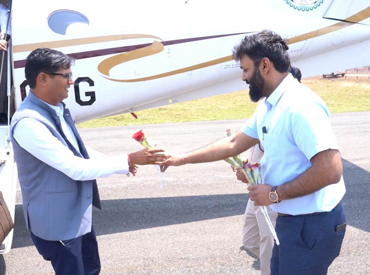 वित्त मंत्री और जिले के प्रभारी मंत्री ओपी चौधरी का आगडीह हवाई पट्टी में किया गया आत्मीय स्वागत