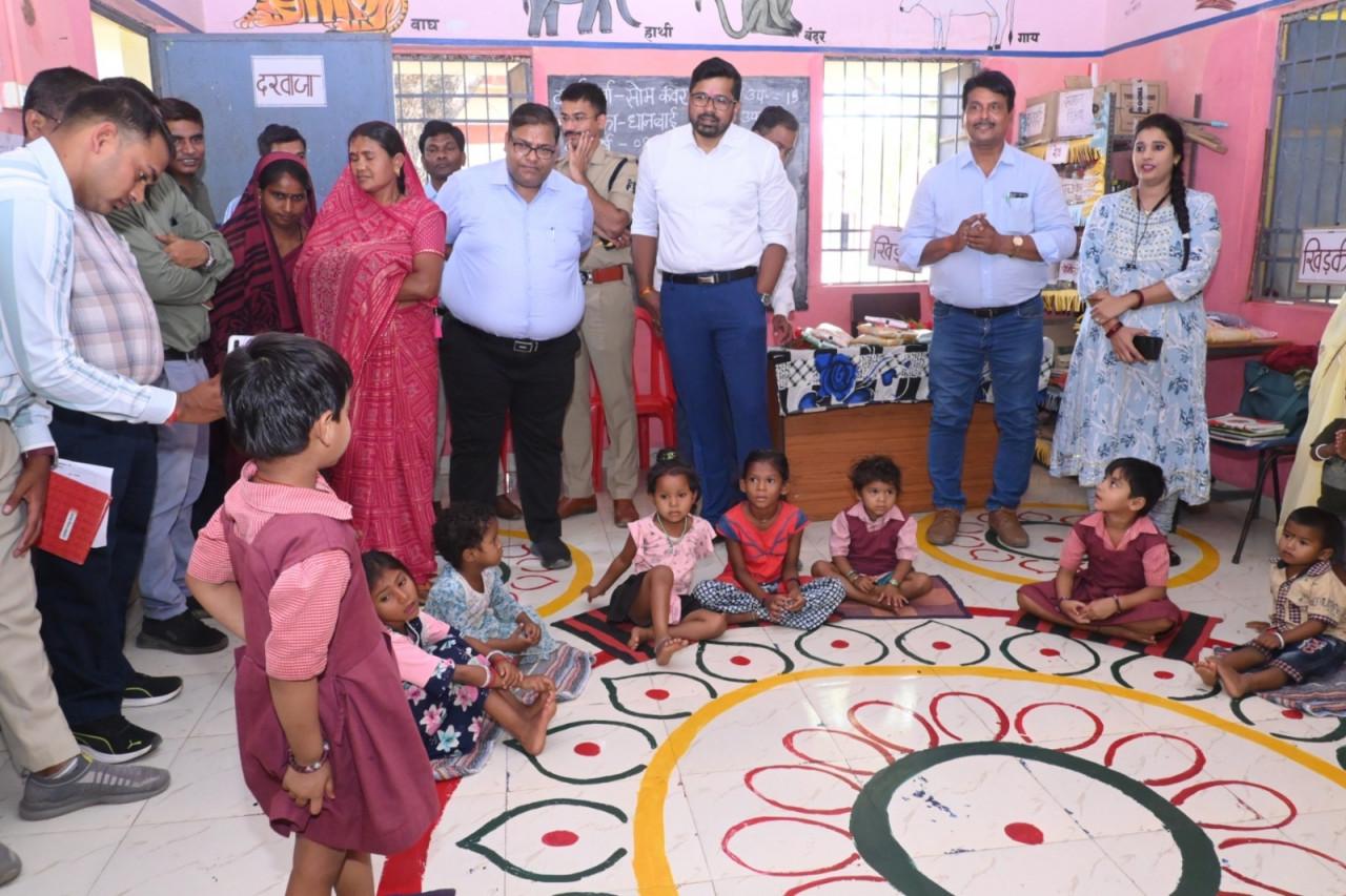गरियाबंद जिले के प्रभारी सचिव  हिमशिखर गुप्ता पहुंचे ग्राम पाण्डुका, पोंड और श्यामनगर