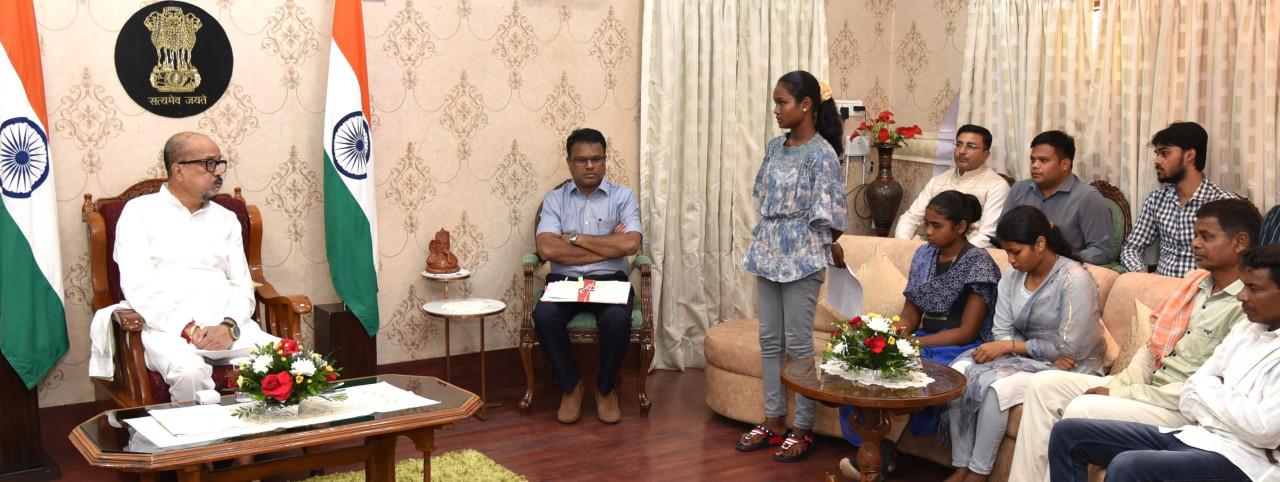 राज्यपाल से मिले नक्सली हिंसा से प्रभावित बस्तर के ग्रामीण
