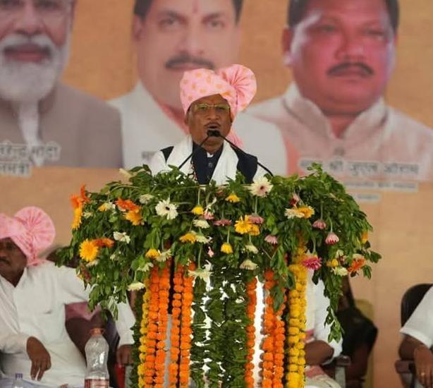 मुख्यमंत्री विष्णुदेव साय के आगमन पर उनका लोकनृत्य व लोकगीत के माध्यम से भव्य स्वागत किया गया