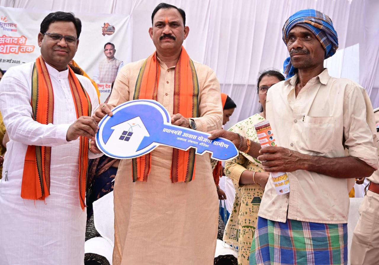 स्वास्थ्य एवं परिवार कल्याण मंत्री  श्याम बिहारी जायसवाल गौरेला पेंड्रा मरवाही जिले के धनौली ग्राम के समाधान शिविर में हुए शामिल