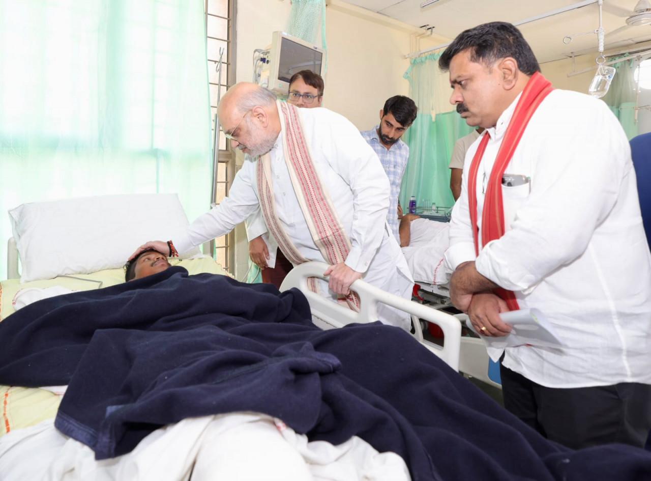 केंद्रीय गृहमंत्री अमित शाह ने एम्स में घायल जवानों से की मुलाकात
