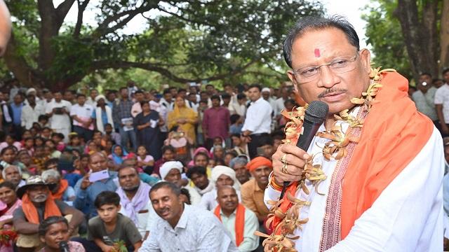 तेज हवाओं के बीच ढोढरीकला में अचानक उतरा मुख्यमंत्री का हेलिकॉप्टर