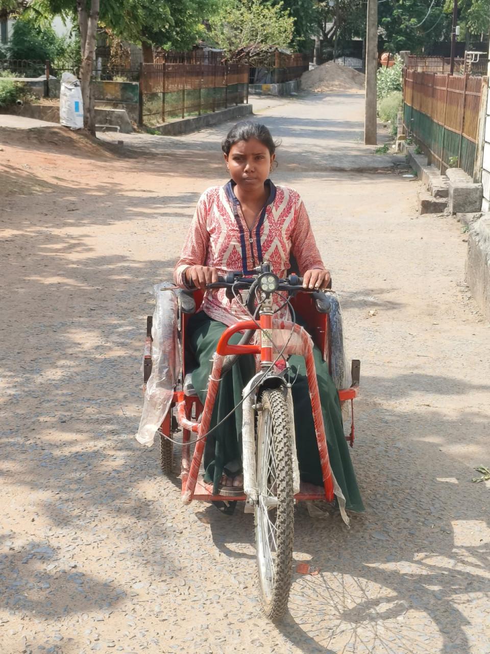 जनदर्शन का मिला लाभ, बबीता को मिली नई मोटराइज्ड ट्रायसायकल