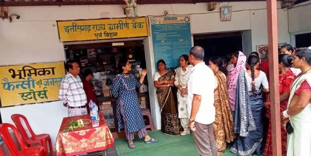 बैंक सखी लता पांडे की मेहनत और नवाचार की मिशन संचालक ने की सराहना