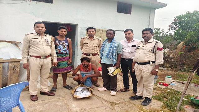 खम्हरिया में अवैध शराब पकड़ाई