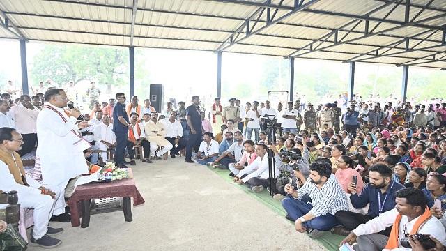 मुख्यमंत्री की चौपाल: कांकेर जिले के मांदरी गांव में उतरा मुख्यमंत्री का उड़नखटोला