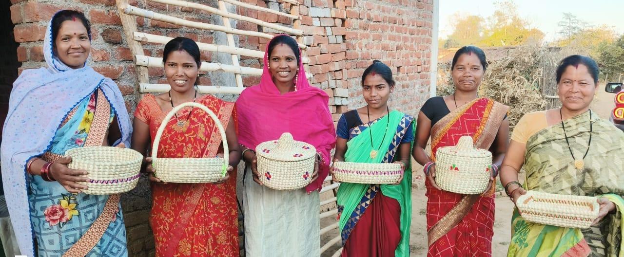 छिंद-कांसा टोकरी से गढ़ रही हैं आत्मनिर्भरता की नई कहानी