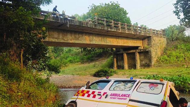 शव छोडक़र लौट रही एंबुलेंस पलटी, चार जख्मी