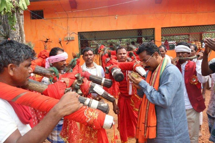 तुमनार मेले में पहुँच विधायक चैतराम अटामी ने देवी-देवताओं के दर्शन कर सुख समृद्धि की कामना की