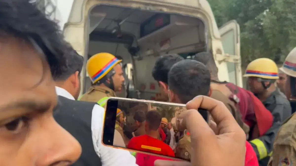 लखनऊ में पार्थ अपार्टमेंट के फ्लैट में लगी आग