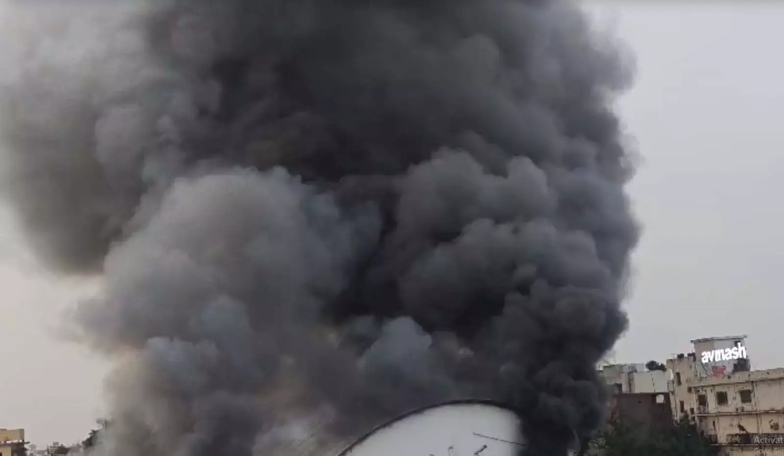 रायपुर के कार शोरूम में लगी भीषण आग