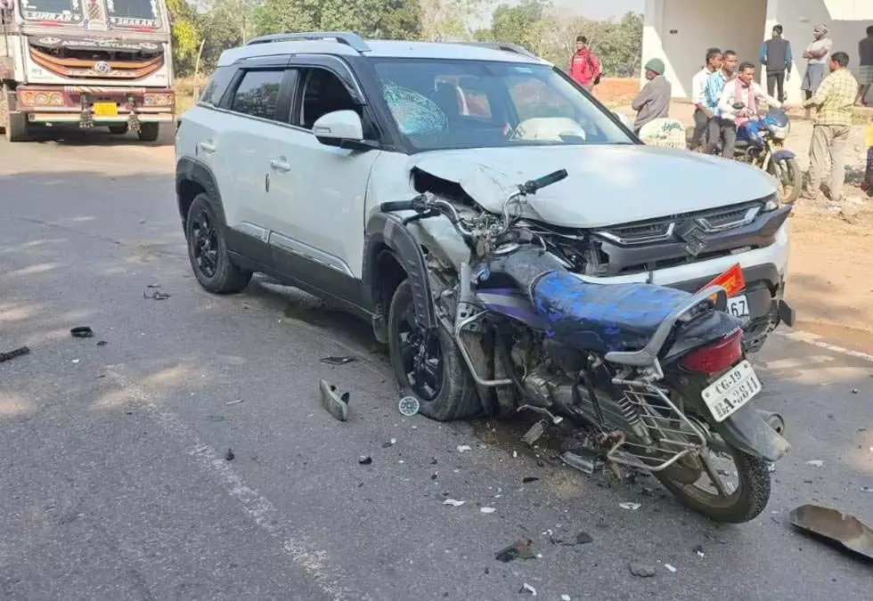 डिप्टी कलेक्टर की कार ने बाइक सवार को कुचला, ऑन द स्पॉट डेथ