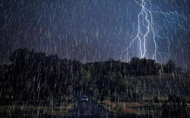 फिर तेज आंधी और गरज के साथ बारिश