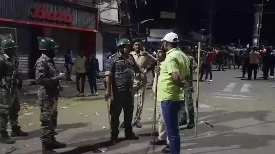 जुलुस जैसे ही मस्जिद के पास पहुंची और हुआ पथराव, पुलिस को करनी पड़ी हवाई फायरिंग